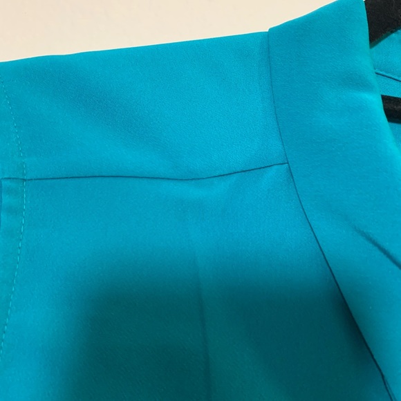 Teal color.  More towards green than photo shows towards blue. - Picture 3 of 5